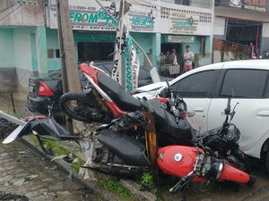 Carro colide contra poste e quatro motocicletas na BR-104 em Rio Largo
