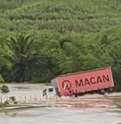 Caminhão é arrastado pela correnteza das águas durante passagem, em Porto Calvo