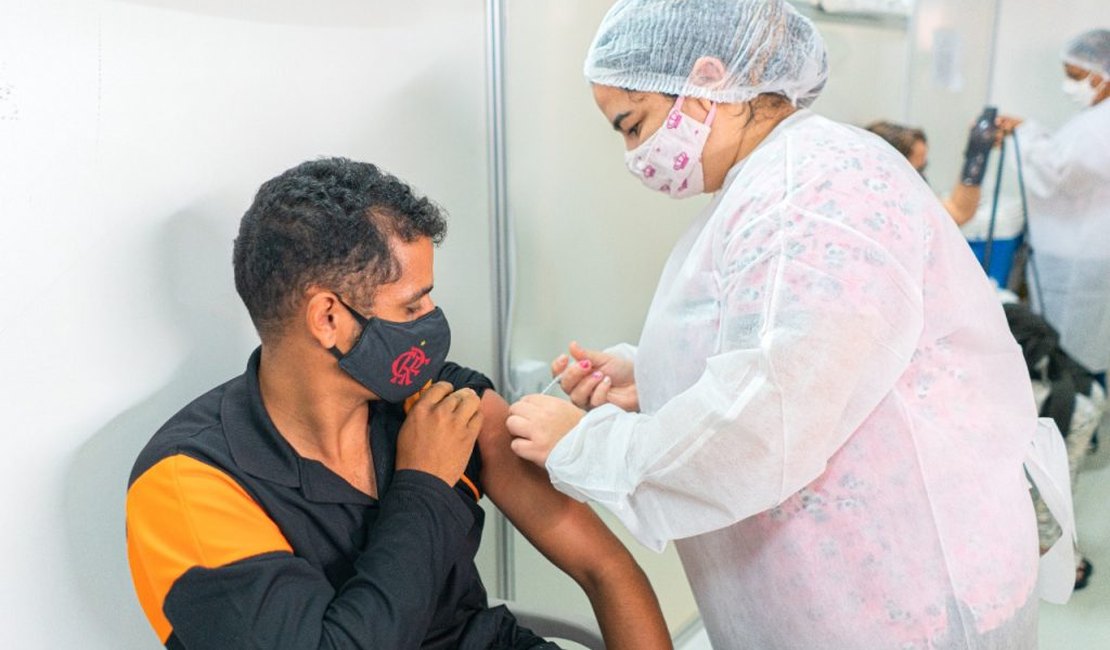 Vacinação contra a Covid-19 está sendo realizada no 3º Centro de Saúde no bairro Santa Edwiges em Arapiraca