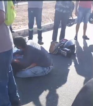 Acidente entre carro e moto deixa mulher ferida na Rota do Mar, em Maceió