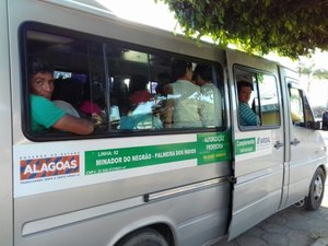 PRF notifica motorista de van que estava com lotação excedente na BR-316