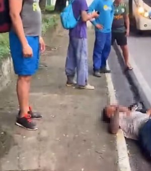Homem que tentava assaltar mulheres em ponto de ônibus é derrubado por van e preso em Maceió