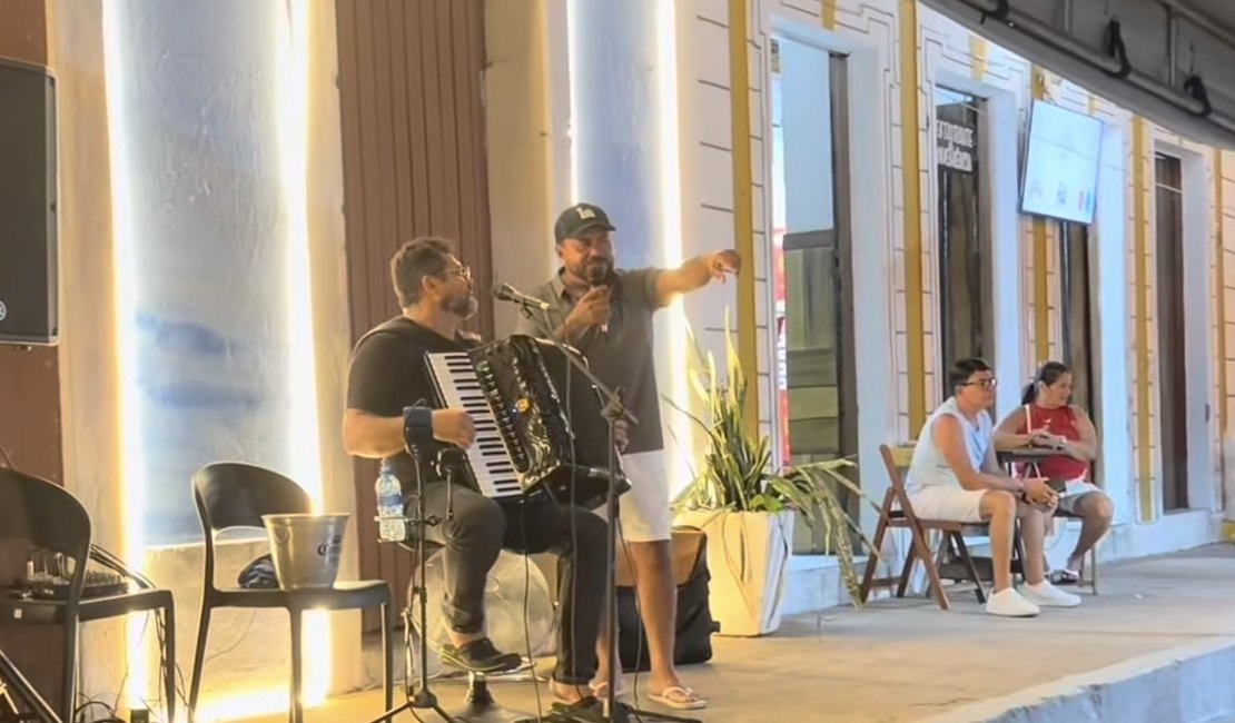 Edson Lima surpreende fãs com apresentação espontânea em praça de Piranhas