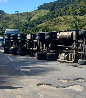 Carreta tomba na BR-101 com carga de garrafas pet e de vidro