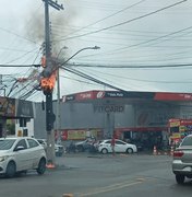 Fiação de poste pega fogo no São Jorge