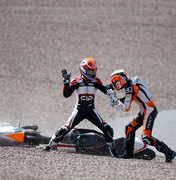 Pilotos brigam após batida na Moto3