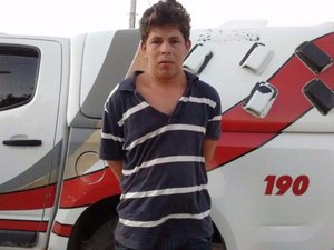 Jovem compra arma para se defender, mas acaba preso