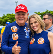 Ronaldo Lessa aparece em caminhada de JHC com boné do Lula e chama atenção