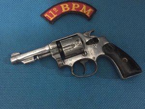 Dois jovens são presos com arma de fogo em São Brás