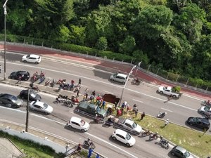 Vídeo: cratera se abre em avenida de João Pessoa, e carro cai em buraco