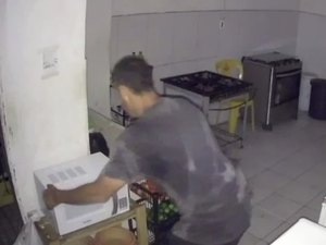 Dupla invade e furta restaurante em Arapiraca; câmeras registram a ação