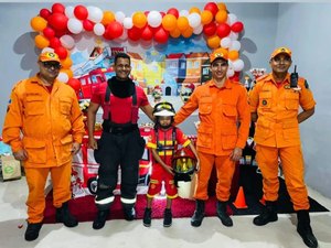 Bombeiros surpreendem garoto de 8 anos durante aniversário em Água Branca