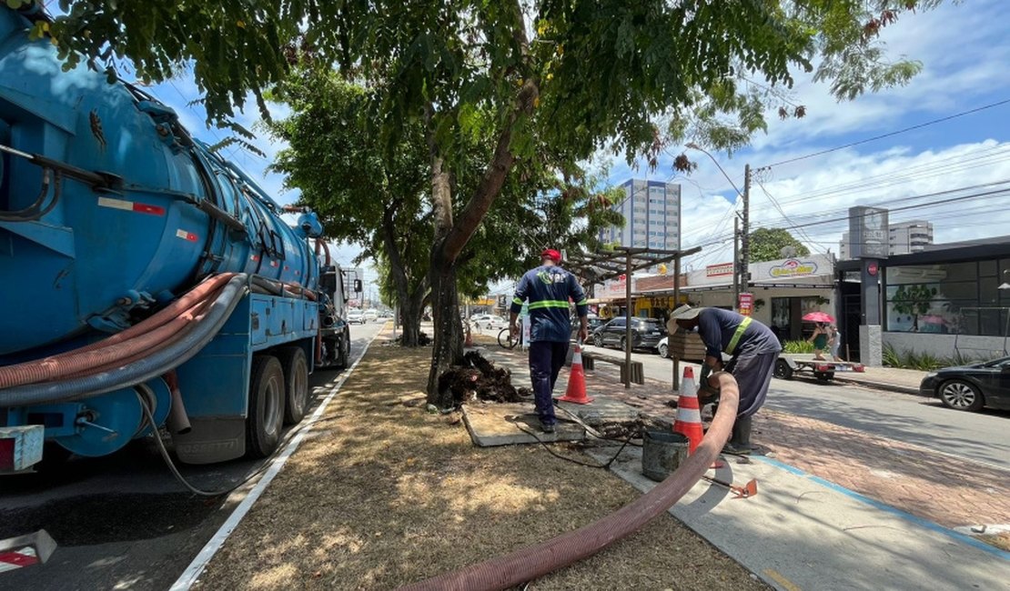 Limpeza de galerias na antiga Avenida Amélia Rosa é intensificada após chuvas