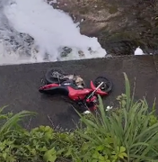 Moto é vista por populares abandonada em viaduto na manhã deste domingo (09) em Arapiraca