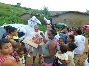 Mais de 400 ovos de páscoa são doados na comunidade Deda Paes e Alto dos Sonhos