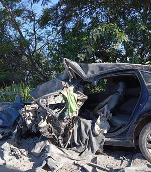 Acidente entre uma carreta e um carro deixa quatro vítimas em Junqueiro