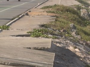 Avanço do mar corrói calçadão na orla de Maceió e pedestres reclamam