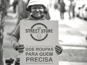 Moradores de rua de Arapiraca poderão escolher roupas em loja montada na praça