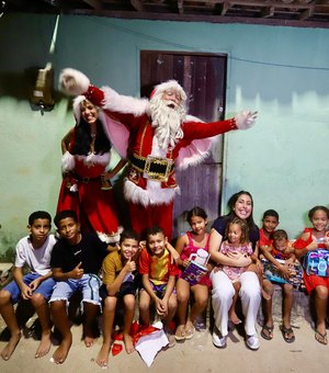Deputada Gabi Gonçalves entrega diversos presentes para as crianças sorteadas em Rio Largo