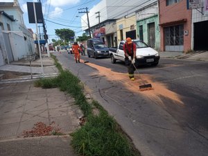 Bombeiros são acionados para retirar óleo na pista no Bom Parto, em Maceió