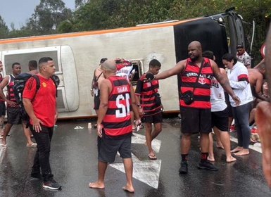 Ônibus com torcedores do Flamengo tomba a caminho da Argentina para jogo da Libertadores