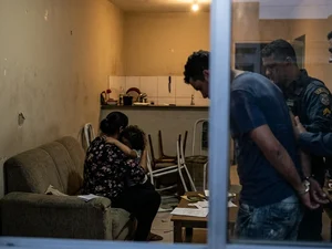 Mãe usa faca contra o companheiro para defender criança arremessada contra a parede em Maceió