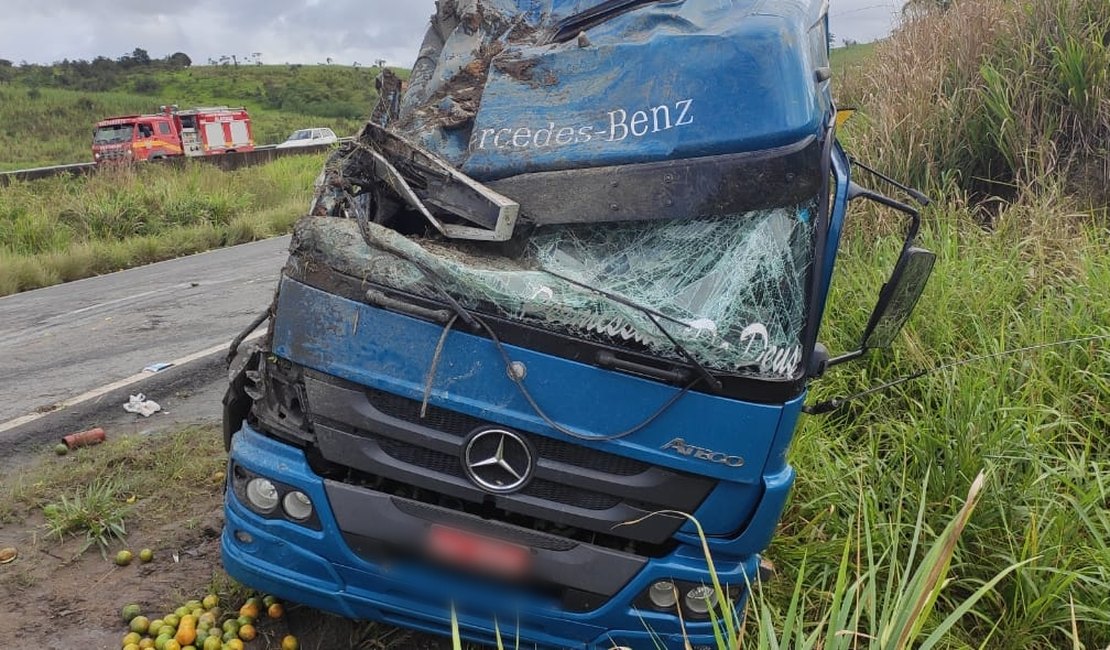 Caminhão com carga de laranjas tomba na BR-101, em Joaquim Gomes