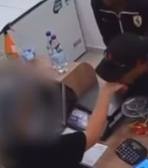 Homem assalta sorveteria, leva picolés e beija a mão de atendente, em Goiás
