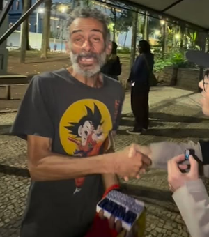 Homem em situação de rua surpreende ao falar inglês durante entrevista