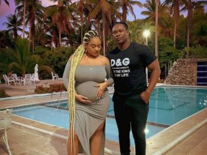 Ex-BBB Rízia Cerqueira exibe barriga de gravidez ao lado de namorado