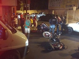 Colisão entre três veículos deixa motociclista ferido
