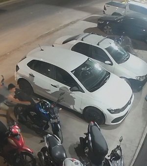 [Vídeo] Câmeras flagram homem furtando capacete de moto em Maceió