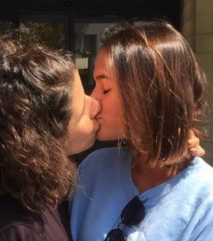 Bruna Marquezine e Tatá Werneck sofrem críticas em fotos beijando atriz