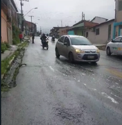 [Vídeo] Óleo na pista provoca queda de motociclistas no bairro do Jacintinho