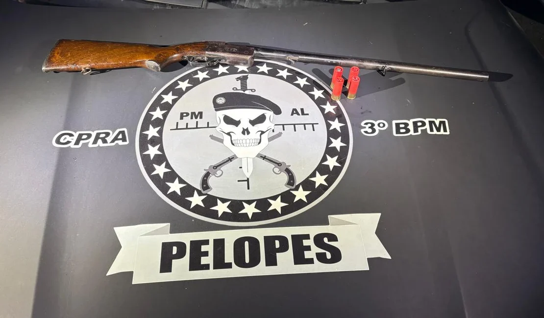 Homem é preso após esconder espingarda calibre 12 em terreno baldio em Arapiraca