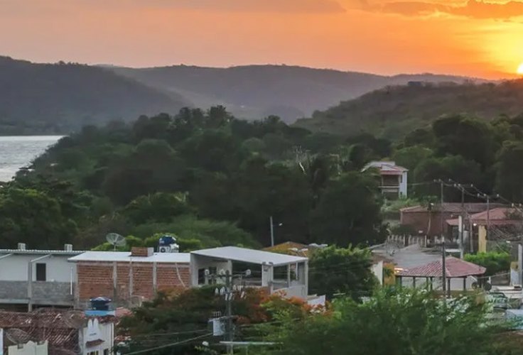 Coco gelado por R$ 9 reais e copo com água a R$ 5. Exploração assusta turistas que visitam Pão de Açúcar e Piranhas