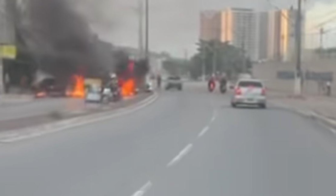 Protesto bloqueia um lado da Av. Comendador Gustavo Paiva, em Jacarecica