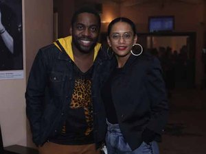 Lázaro Ramos posa com Taís Araújo após estreia