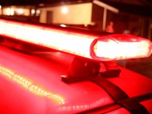 Criminosos armados invadem residência, rendem vítimas e levam armas e dinheiro