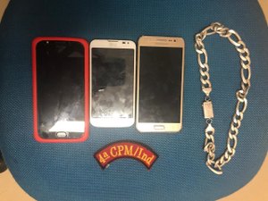 Jovem é presa com celulares e corrente roubados em van complementar