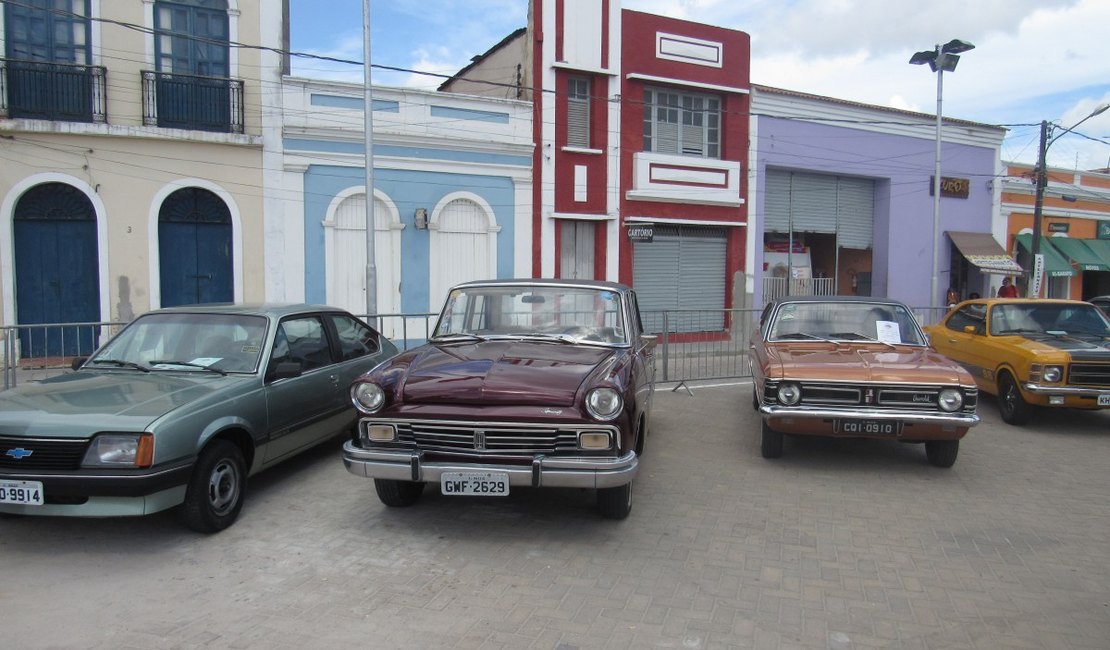 Proprietários de veículos clássicos e antigos participam de encontro em Penedo