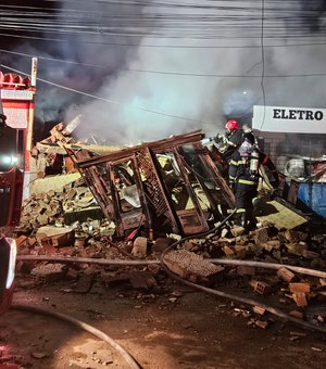 [Vídeo] Casa incendiada por homem explode, desaba e atinge outros imóveis