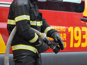 Incêndio atinge mercadinho no bairro Canafístula, em Arapiraca