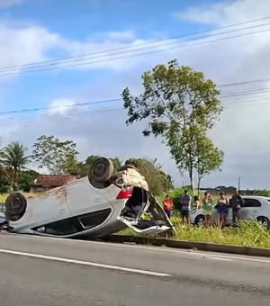 Motorista perde o controle da direção e capota veículo na AL-110 em Arapiraca