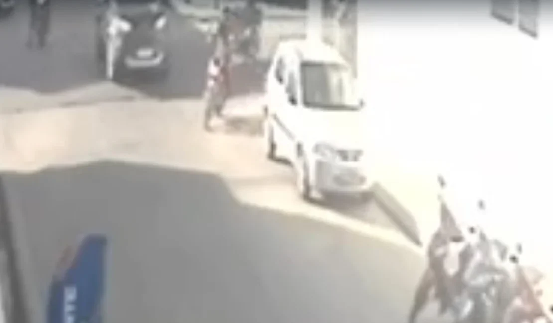 Colisão entre carro e moto deixa motociclista ferido no Centro de Arapiraca