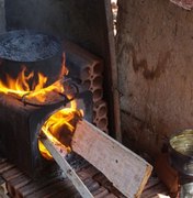[Vídeo] Fogão a lenha: famílias mais pobres de Palmeira economizam gás para driblar inflação