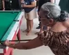 Idosa impressiona com tacada final em jogo de sinuca