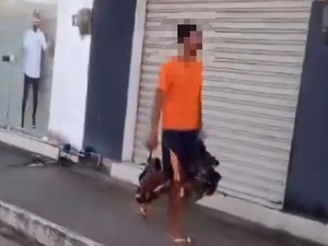 [Vídeo] Ladrões de galinha são forçados a caminhada da vergonha em Teotônio Vilela