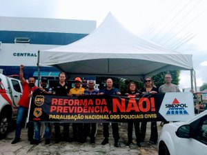 Policiais civis realizam ato em frente à Central de Flagrantes I