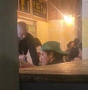 [Vídeo] Bruno Mars é visto por fãs em bar de SP: “Providenciem um CPF”